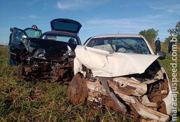 Carro com professores bate de frente com Siena em estrada de Dourados Carro com professores bate de frente com Siena em estrada de Dourados