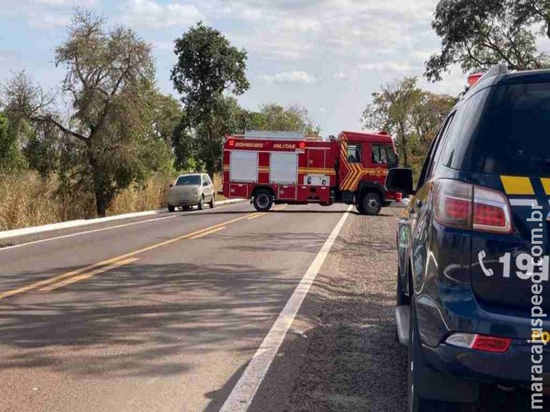 Carro é atingido na traseira na BR-262 após reduzir velocidade e duas pessoas ficam feridas