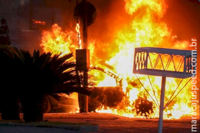 Carro é destruído por fogo após condutor Carro é destruído por fogo após condutor