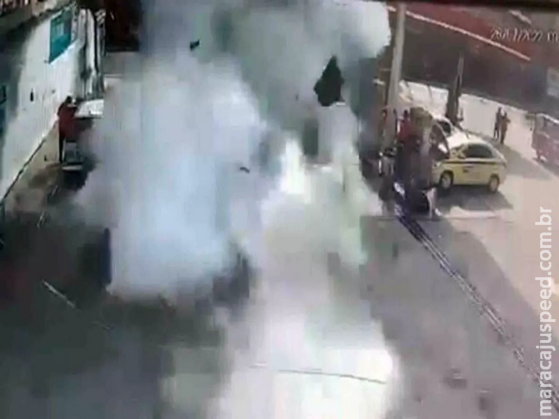 Carro explode em posto de combustíveis do RJ enquanto abastecia; duas pessoas ficaram feridas Carro explode em posto de combustíveis do RJ enquanto abastecia; duas pessoas ficaram feridas