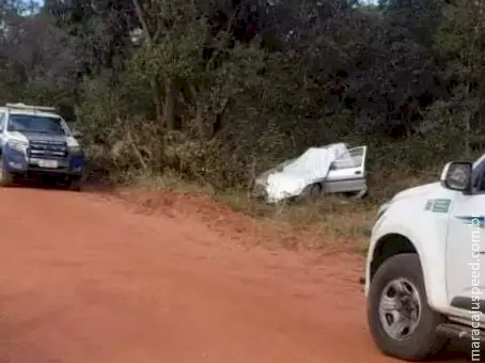 Casal e bebê morrem após capotamento em estrada rural Casal e bebê morrem após capotamento em estrada rural