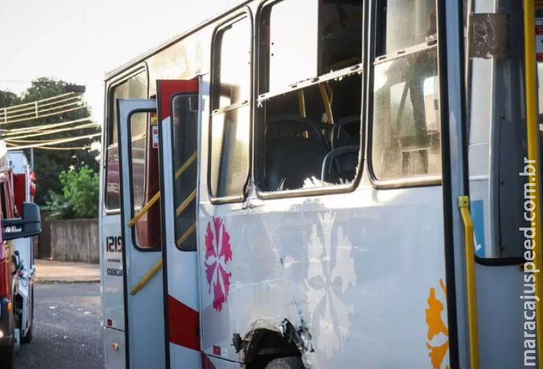 Colisão entre ônibus do transporte público e carreta deixa 10 pessoas feridas Colisão entre ônibus do transporte público e carreta deixa 10 pessoas feridas