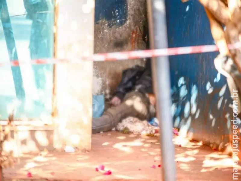 Com sangue na boca, homem é encontrado morto em frente à UPA de Campo Grande Com sangue na boca, homem é encontrado morto em frente à UPA de Campo Grande