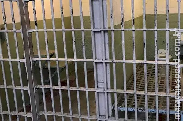 Delegacia de MS pega fogo e detento é salvo com corpo queimado por policiais Delegacia de MS pega fogo e detento é salvo com corpo queimado por policiais