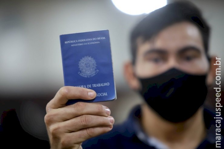 Desemprego cai para 9,3% e atinge menor taxa para o trimestre desde 2015 Desemprego cai para 9,3% e atinge menor taxa para o trimestre desde 2015