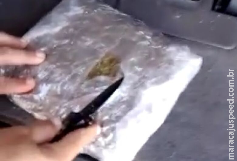 Droga é apreendida em veículo abandonado na fronteira Droga é apreendida em veículo abandonado na fronteira