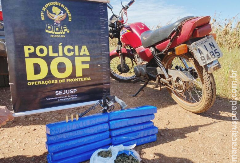 Dupla é presa transportando maconha e arma de fogo em motocicleta 