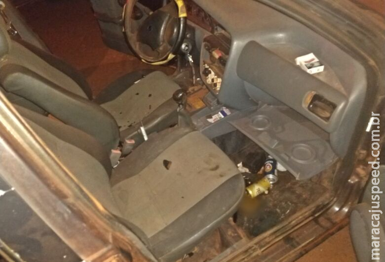Embriagado, motorista acaba preso após bater carro no meio fio Embriagado, motorista acaba preso após bater carro no meio fio