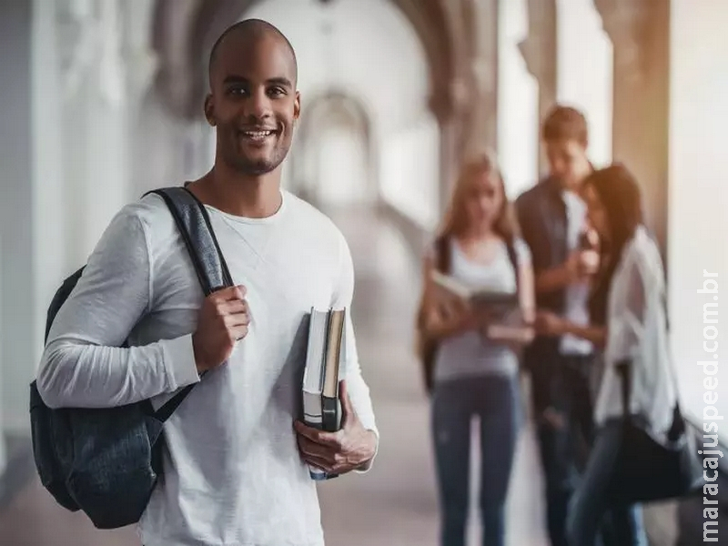 Estudantes negros são público-alvo de programa de estágios com bolsa-auxílio de R$2 mil Estudantes negros são público-alvo de programa de estágios com bolsa-auxílio de R$2 mil