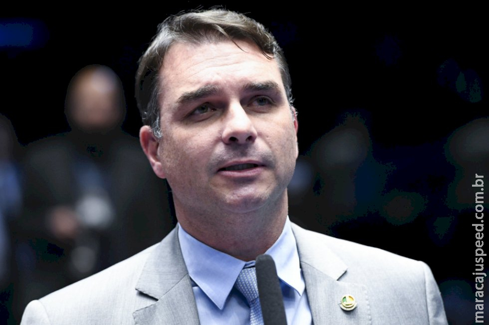 Flávio Bolsonaro cobra nova investigação sobre facada de Adélio Bispo no presidente Flávio Bolsonaro cobra nova investigação sobre facada de Adélio Bispo no presidente