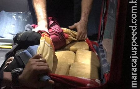 Garota de 14 anos é apreendida pela PM por tráfico de drogas dentro de ônibus da Cruzeiro do Sul Garota de 14 anos é apreendida pela PM por tráfico de drogas dentro de ônibus da Cruzeiro do Sul