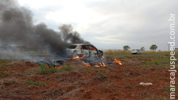 Gol pega fogo em rodovia e quase atinge vegetação na MS-162 Gol pega fogo em rodovia e quase atinge vegetação na MS-162