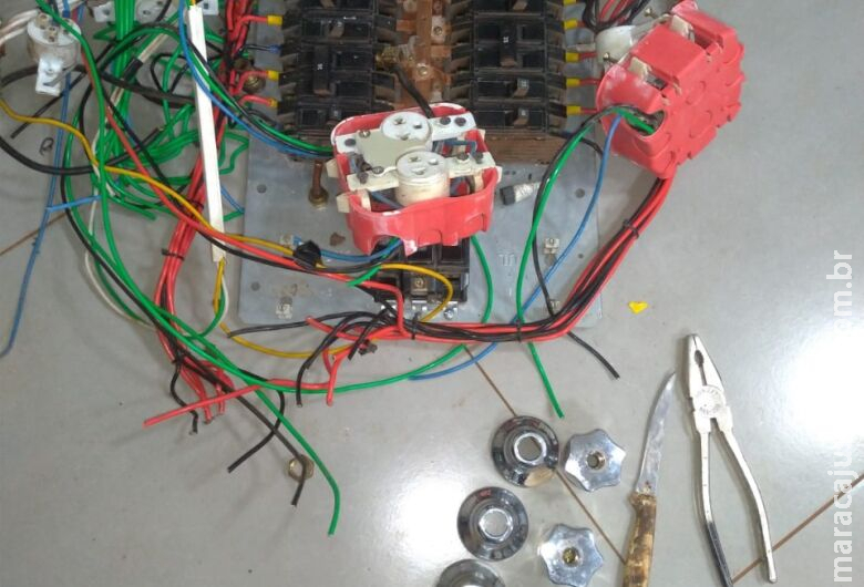 Homem é flagrado furtando fios e materiais elétricos para comprar drogas Homem é flagrado furtando fios e materiais elétricos para comprar drogas