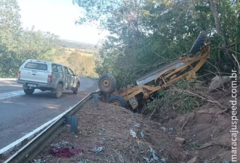 Homem fica ferido após motoniveladora cair em trecho de serra Homem fica ferido após motoniveladora cair em trecho de serra