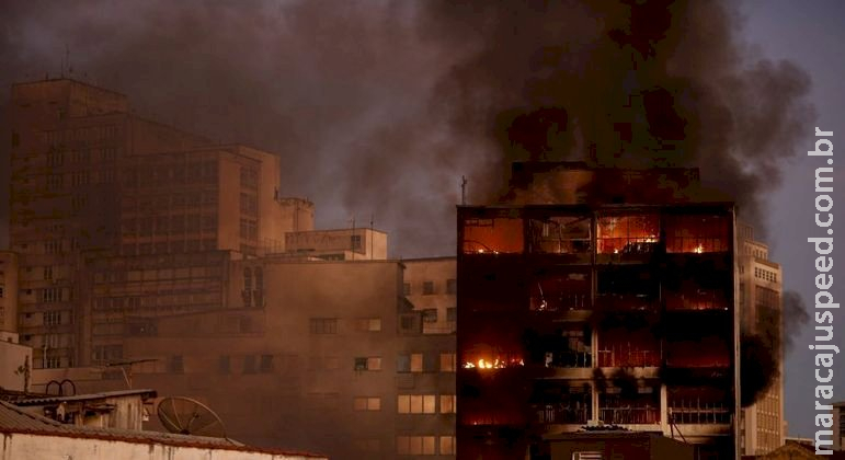 Incêndio em SP condena três construções, mas prédio em chamas não tem risco de desabar