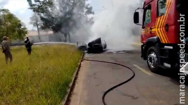 Incêndio em veículo mobiliza Bombeiros no Tiradentes