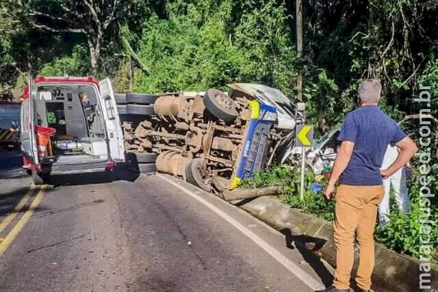 Jovem de MS tomba carreta e morre em estrada de Santa Catarina Jovem de MS tomba carreta e morre em estrada de Santa Catarina