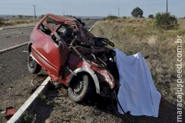 Jovem morre ao colidir Fiat Uno de frente com carreta na BR-359 Jovem morre ao colidir Fiat Uno de frente com carreta na BR-359