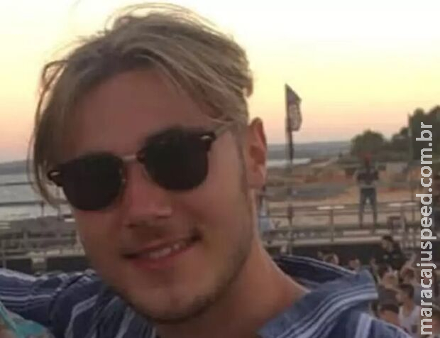 Jovem se distrai com celular e morre decapitado por hélice de helicóptero Jovem se distrai com celular e morre decapitado por hélice de helicóptero