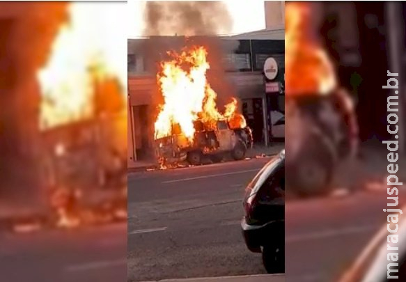 Kombi é consumida pelo fogo em plena avenida Kombi é consumida pelo fogo em plena avenida