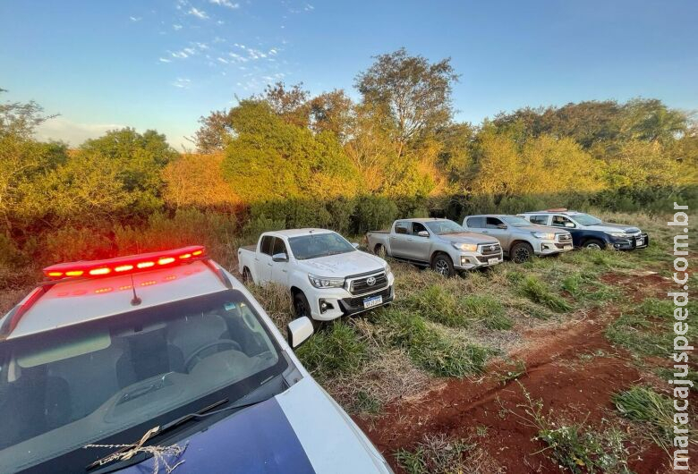 Ladrões abandonam três caminhonetes roubadas em região de mata Ladrões abandonam três caminhonetes roubadas em região de mata