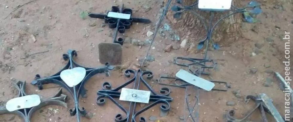 Ladrões violam túmulos e deixam cruzes em casas na fronteira de MS Ladrões violam túmulos e deixam cruzes em casas na fronteira de MS