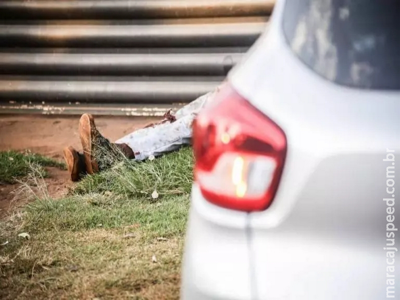 ‘Me tira daqui’, homem se joga sobre carro para pedir ajuda após ser espancado em Campo Grande