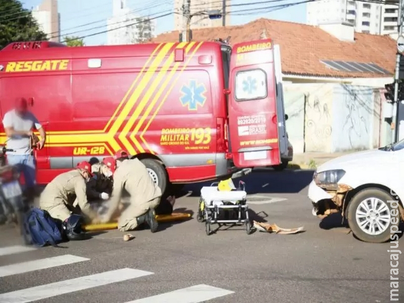 Motociclista de 25 anos é socorrida pelos bombeiros após colisão com Gol na 25 de Dezembro