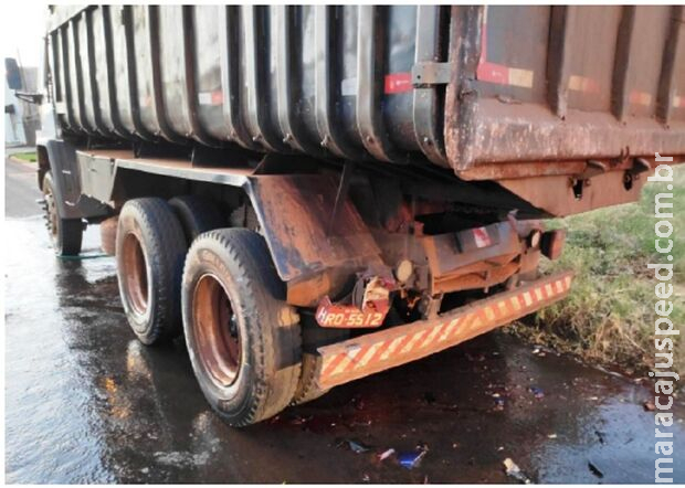 Motociclista morre ao bater em caminhão parado em MS