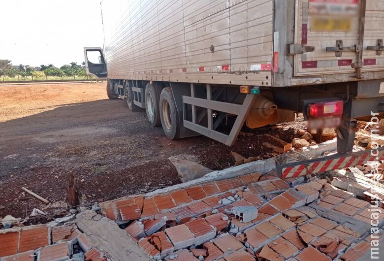 Motorista bêbado derruba 20 metros de muro tentando manobrar caminhão Motorista bêbado derruba 20 metros de muro tentando manobrar caminhão