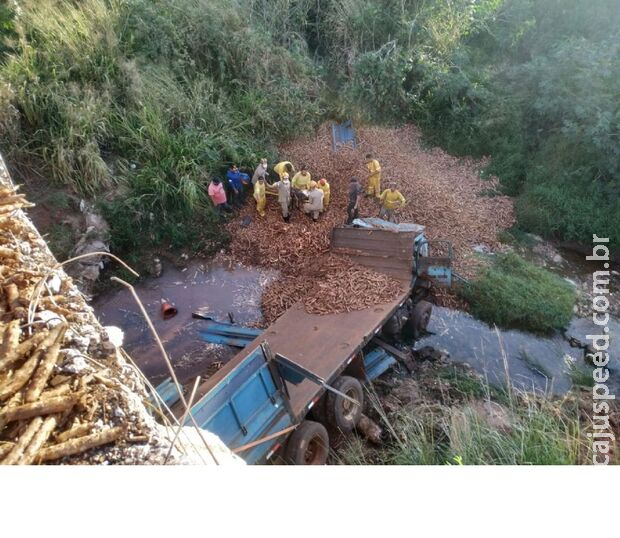 Motorista de caminhão que caiu em córrego morre em hospital em Nova Andradina