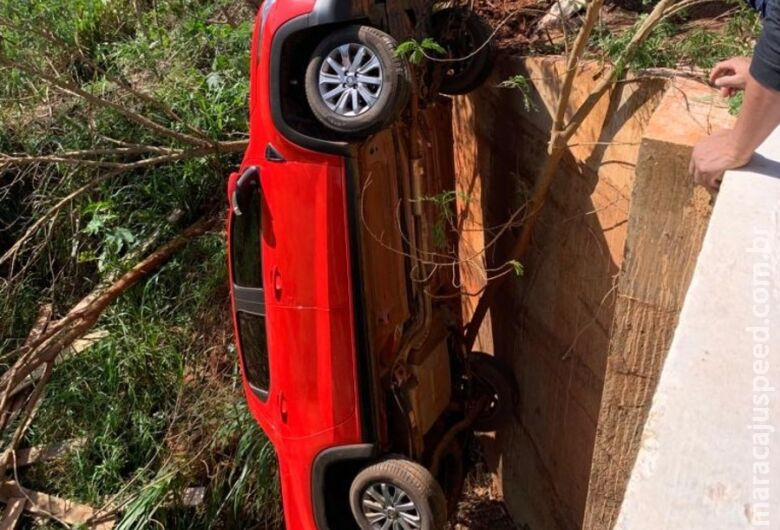 Motorista perde o controle e veículo despenca em ribanceira Motorista perde o controle e veículo despenca em ribanceira