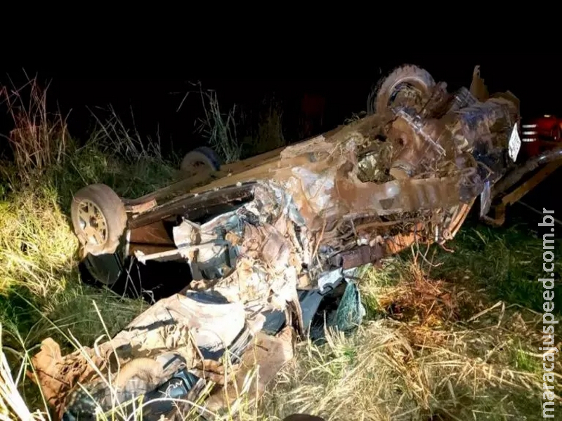 Motorista se salva após carro capotar e ficar totalmente destruído em rodovia de MS Motorista se salva após carro capotar e ficar totalmente destruído em rodovia de MS