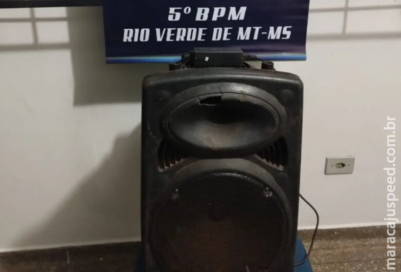 Mulher incomoda vizinhos com som, se nega a diminuir o volume e vai presa Mulher incomoda vizinhos com som, se nega a diminuir o volume e vai presa