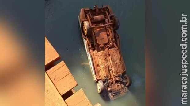 Mulher morre ao cair de ponte com veículo em Sidrolândia Mulher morre ao cair de ponte com veículo em Sidrolândia