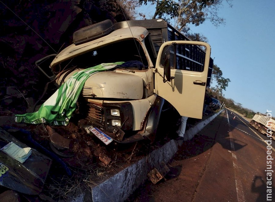Na Serra de Maracaju, motorista se joga de caminhão após perceber que estava sem freio 