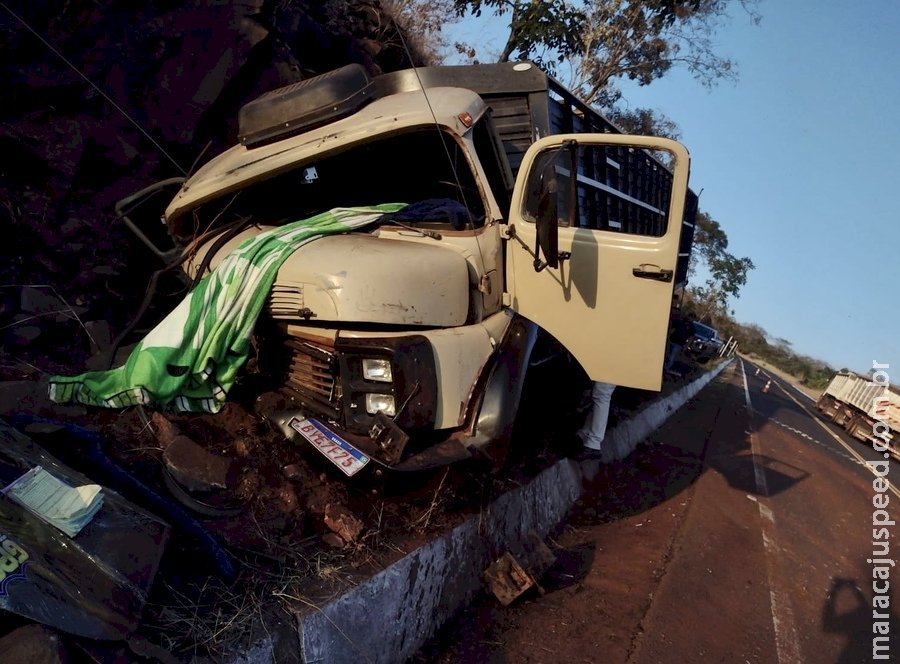 Na Serra de Maracaju, motorista se joga de caminhão após perceber que estava sem freio Na Serra de Maracaju, motorista se joga de caminhão após perceber que estava sem freio