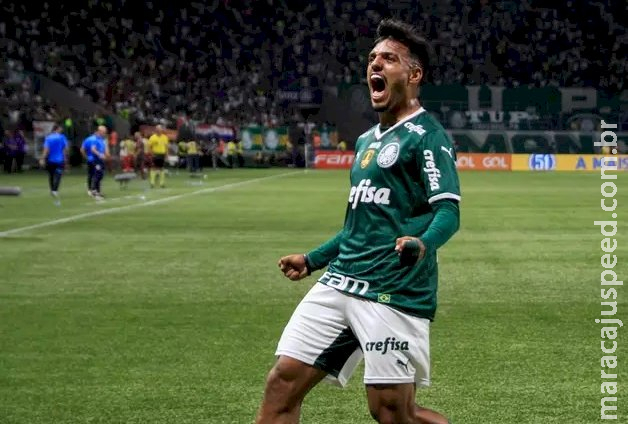 Palmeiras sofre susto no fim, mas derrota Internacional e segue líder
