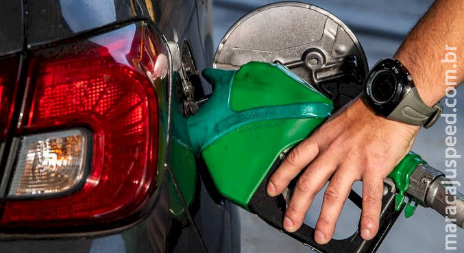 Preço da gasolina cai R$ 1,32 em um mês; veja a redução nos estados Preço da gasolina cai R$ 1,32 em um mês; veja a redução nos estados