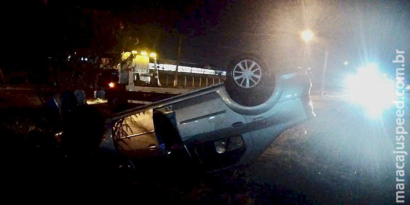 Proprietário de lava rápido pega carro de cliente sem autorização e capota Proprietário de lava rápido pega carro de cliente sem autorização e capota