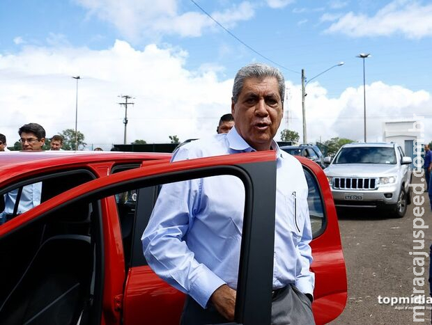 Puccinelli tem CNH suspensa e vai ficar 2 meses sem poder dirigir Uno Vermelho Puccinelli tem CNH suspensa e vai ficar 2 meses sem poder dirigir Uno Vermelho