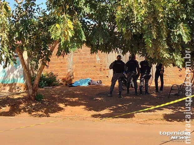 Rapaz é assassinado a tiros e crianças encontram corpo no Los Angeles Rapaz é assassinado a tiros e crianças encontram corpo no Los Angeles