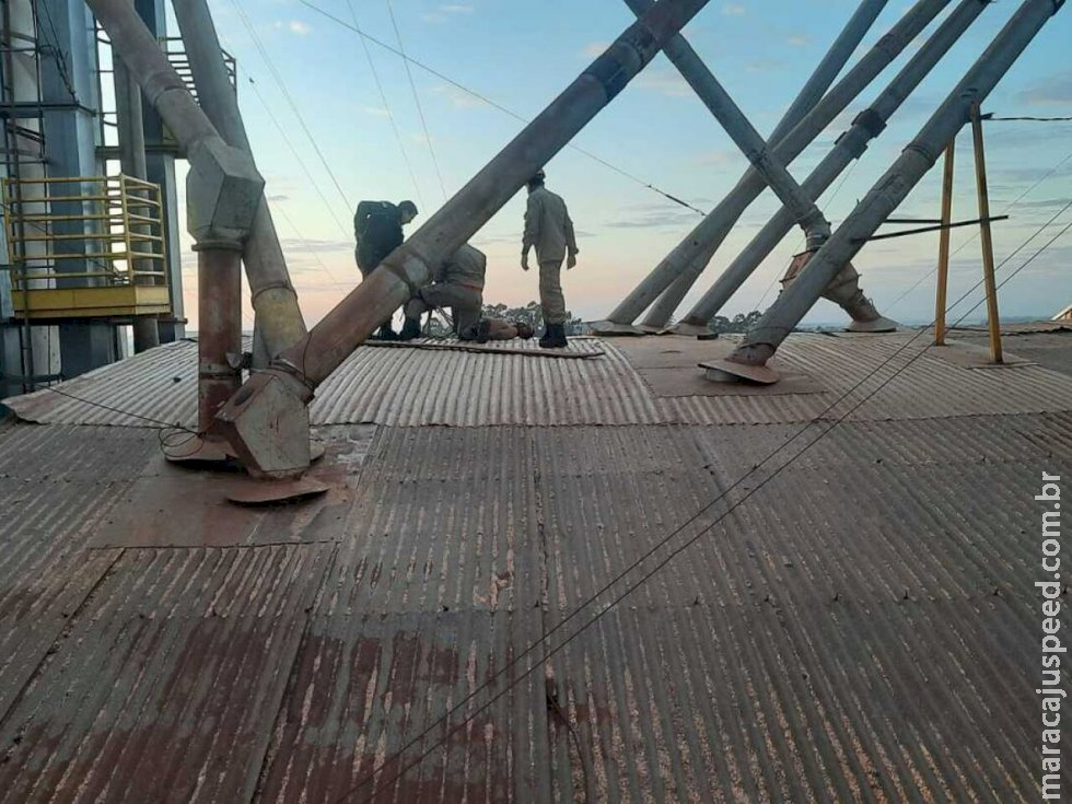Sob efeito de drogas, homem é resgatado em telhado de silo em Dourados Sob efeito de drogas, homem é resgatado em telhado de silo em Dourados