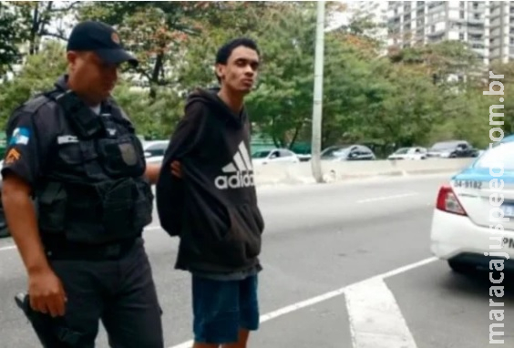 Traficantes amarram suspeito de matar ex-namorada em favela Traficantes amarram suspeito de matar ex-namorada em favela