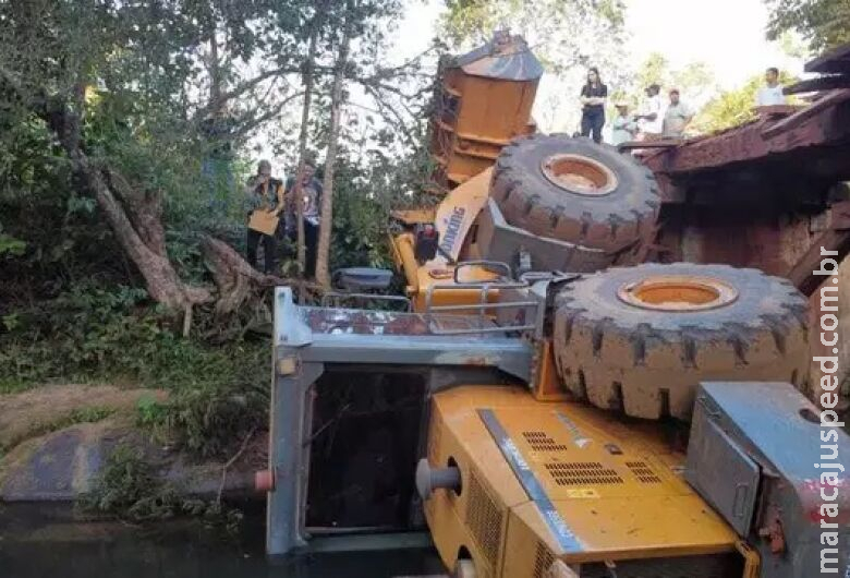 Trator cai de ponte e mata operador de máquinas esmagado Trator cai de ponte e mata operador de máquinas esmagado