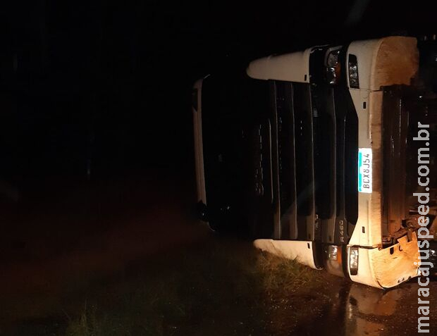 Acidente entre carretas deixa vítima presa às ferragens em Nova Alvorada Acidente entre carretas deixa vítima presa às ferragens em Nova Alvorada