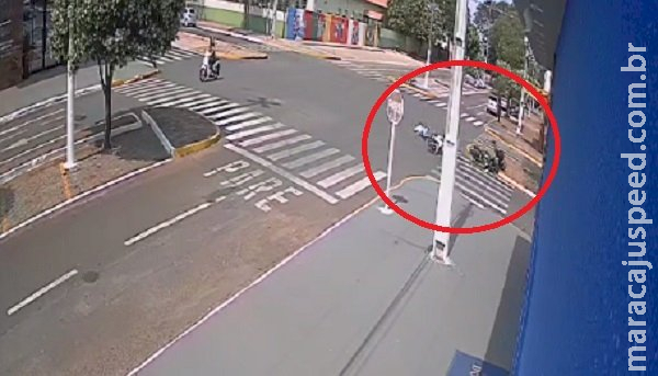 Acidente entre motos deixa uma mulher ferida na área central de Caarapó Acidente entre motos deixa uma mulher ferida na área central de Caarapó