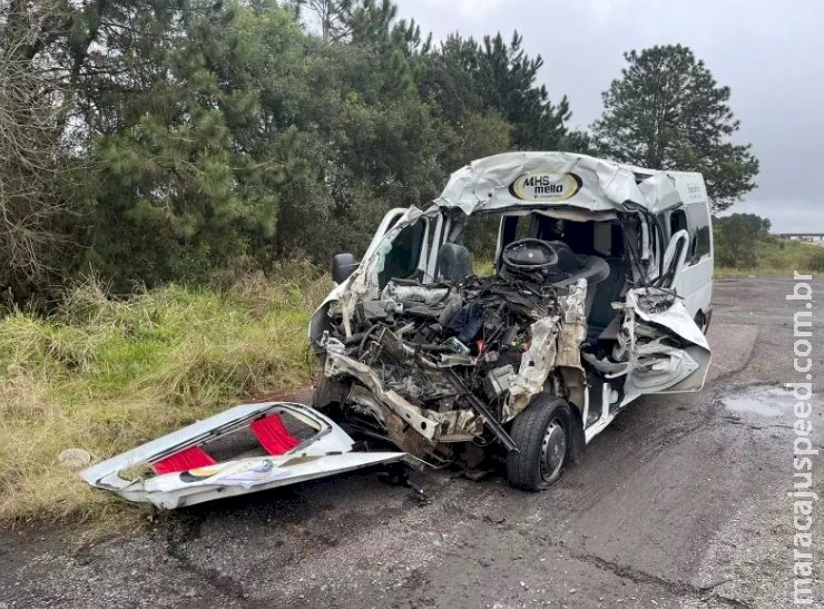 Acidente entre van e caminhão deixa sete mortos e três feridos no Paraná Acidente entre van e caminhão deixa sete mortos e três feridos no Paraná