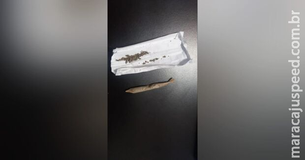 Adolescente é apreendido com cigarros de maconha em escola de Dourados Adolescente é apreendido com cigarros de maconha em escola de Dourados