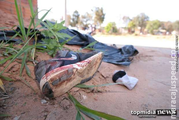 Andarilho quebra garrafa e fura homem em Dourados